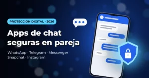 Móvil con burbujas de chat y un escudo con candado sobre fondo azul cinematográfico, ilustrando la seguridad de las apps de mensajería en pareja.