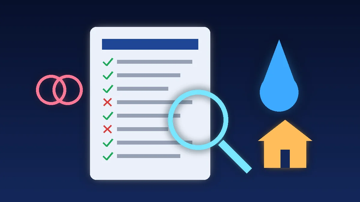 Ilustración de una póliza de seguro de hogar con una lupa, una gota de agua brillante, una casa pequeña y una lista de verificación sobre fondo azul oscuro: revisar en pareja la cobertura por daños por agua.