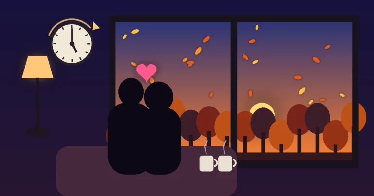 Ilustración de alto contraste: una pareja de siluetas abrazada en el sofá frente a una gran ventana mientras el sol se pone temprano sobre árboles de otoño, con hojas cayendo, un reloj en la pared, una lámpara encendida, dos tazas humeantes y un corazón luminoso entre ambos.